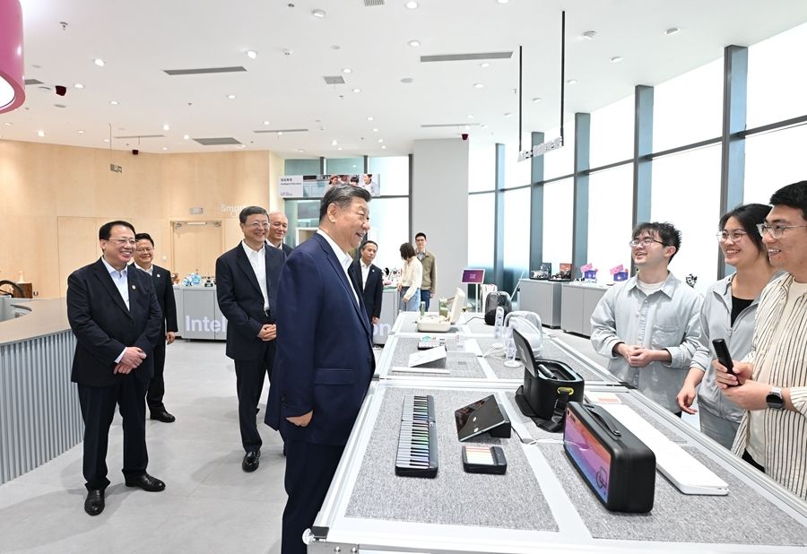 4月29日，習(xí)近平總書記在位于徐匯區(qū)的上?！澳Ｋ倏臻g”大模型創(chuàng)新生態(tài)社區(qū)人工智能產(chǎn)品體驗店考察,。新華社記者 謝環(huán)馳 攝