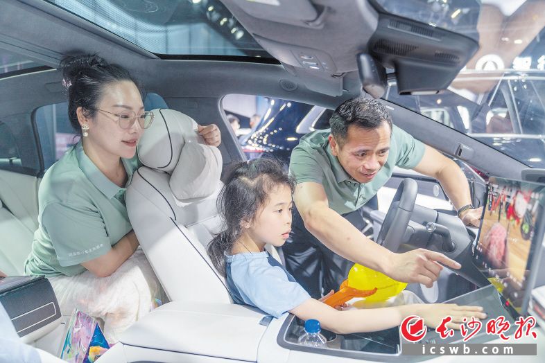 　　以家庭為單位的訪客是展會(huì)的重要參與者。