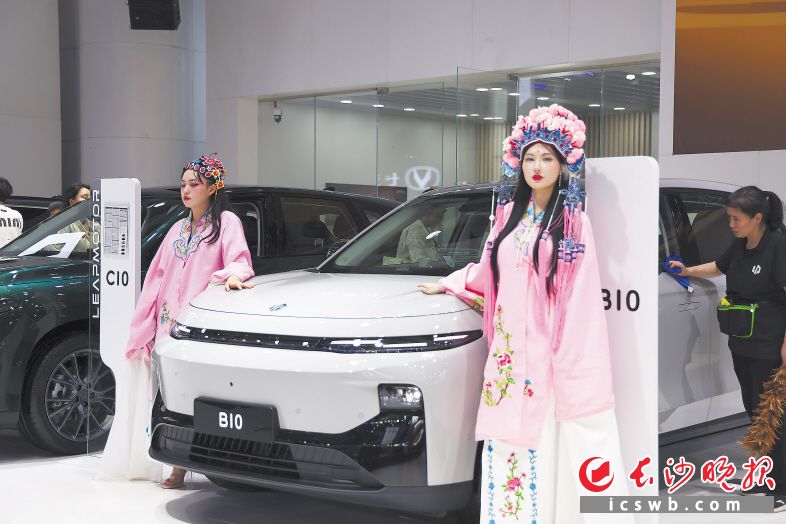 　　國(guó)潮與科技和工業(yè)混搭出別樣風(fēng)景。
