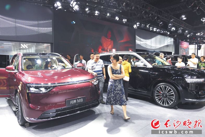 　　新車型問(wèn)界M8受到熱捧，體驗(yàn)和圍觀者絡(luò)繹不絕,。