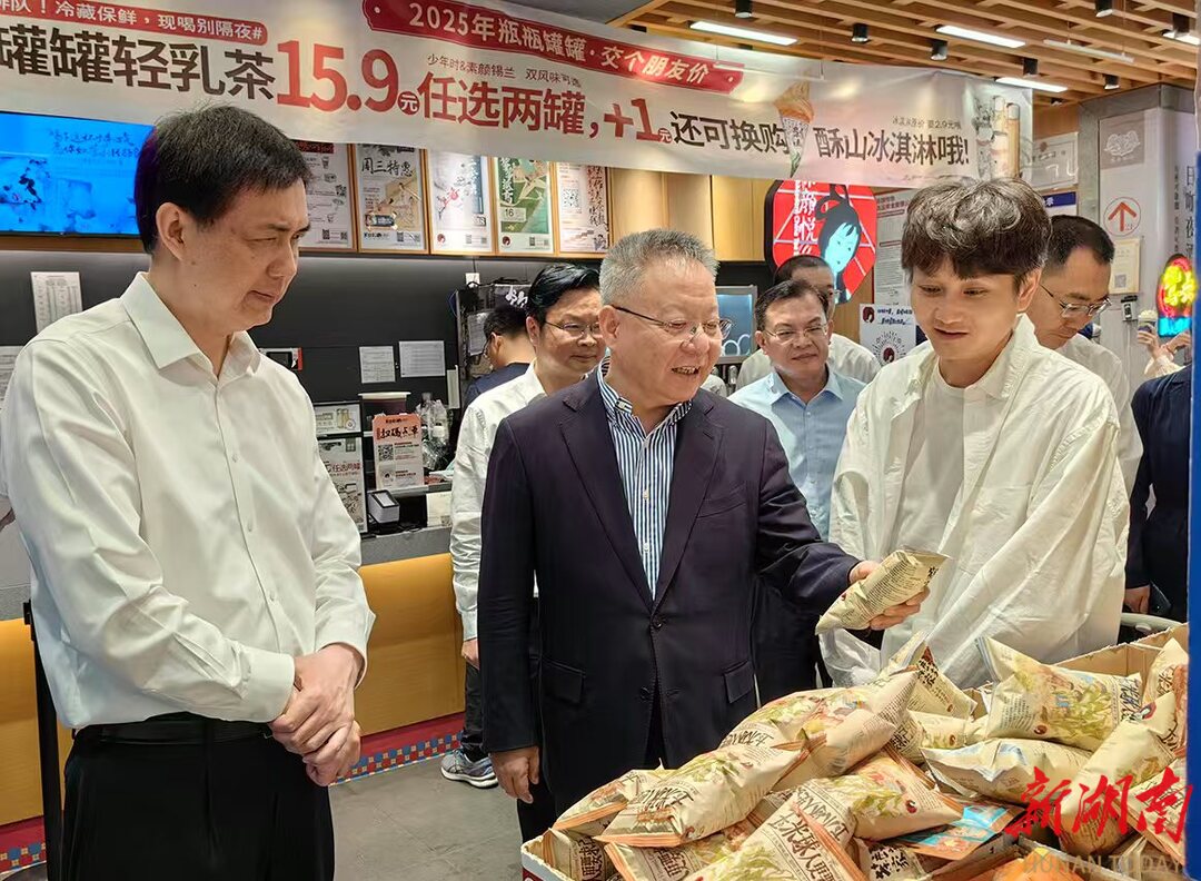 （5月4日，沈曉明來(lái)到茶顏悅色調(diào)研,。）