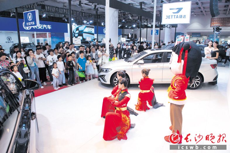 2025湖南汽車展覽會暨長沙市汽車促消費(fèi)活動日均接待游客超萬人次,。 長沙晚報(bào)全媒體記者 黃啟晴 攝