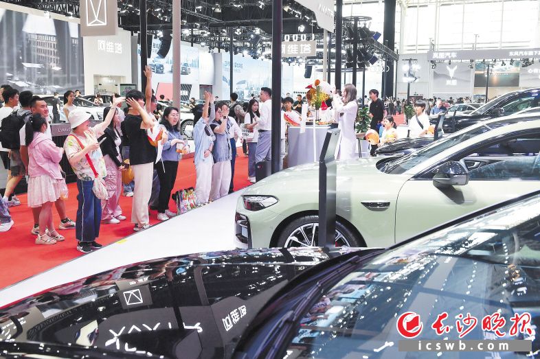 湖南車展現(xiàn)場人氣持續(xù)火爆,，互動(dòng)嗨翻全場，購車福利拿到手軟,。 長沙晚報(bào)全媒體記者 王志偉 攝
