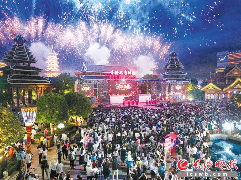 2025年“五一”假期5天長(zhǎng)沙市共接待游客811.07萬人次,。圖為市民游客在方特東方神畫景區(qū)游玩。景區(qū)供圖