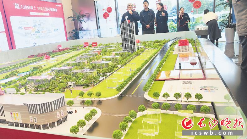 “五一”假期的長沙房地產(chǎn)市場呈現(xiàn)百盤齊放、千屏同播,、萬人同推,、萬人選房的勢頭。 長沙晚報(bào)全媒體記者 孫占鋒 攝