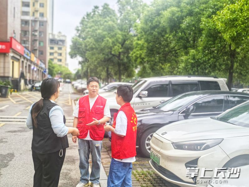 清理掉所有“僵尸車”，將小區(qū)原停車收費系統(tǒng)擴展至外圍后,，居民停車方便多了,。 長沙晚報全媒體記者 顏家文 攝