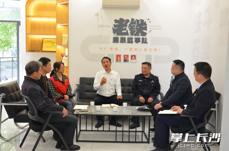 “老鐵”們在議事。 資料圖片