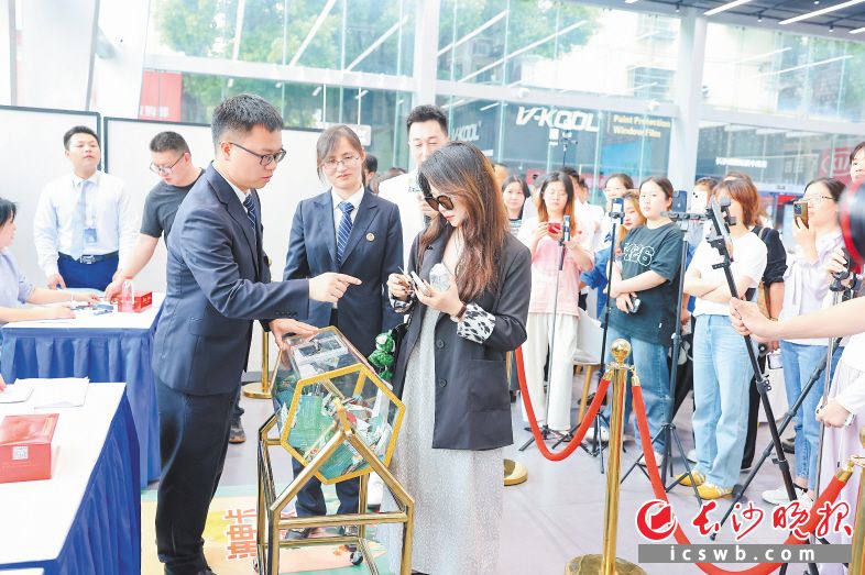 在湖南省長(zhǎng)沙縣公證處公證人員的監(jiān)督下，新車(chē)主正參與現(xiàn)金大禮包和油電卡的抽獎(jiǎng),。 均由長(zhǎng)沙縣商務(wù)局供圖