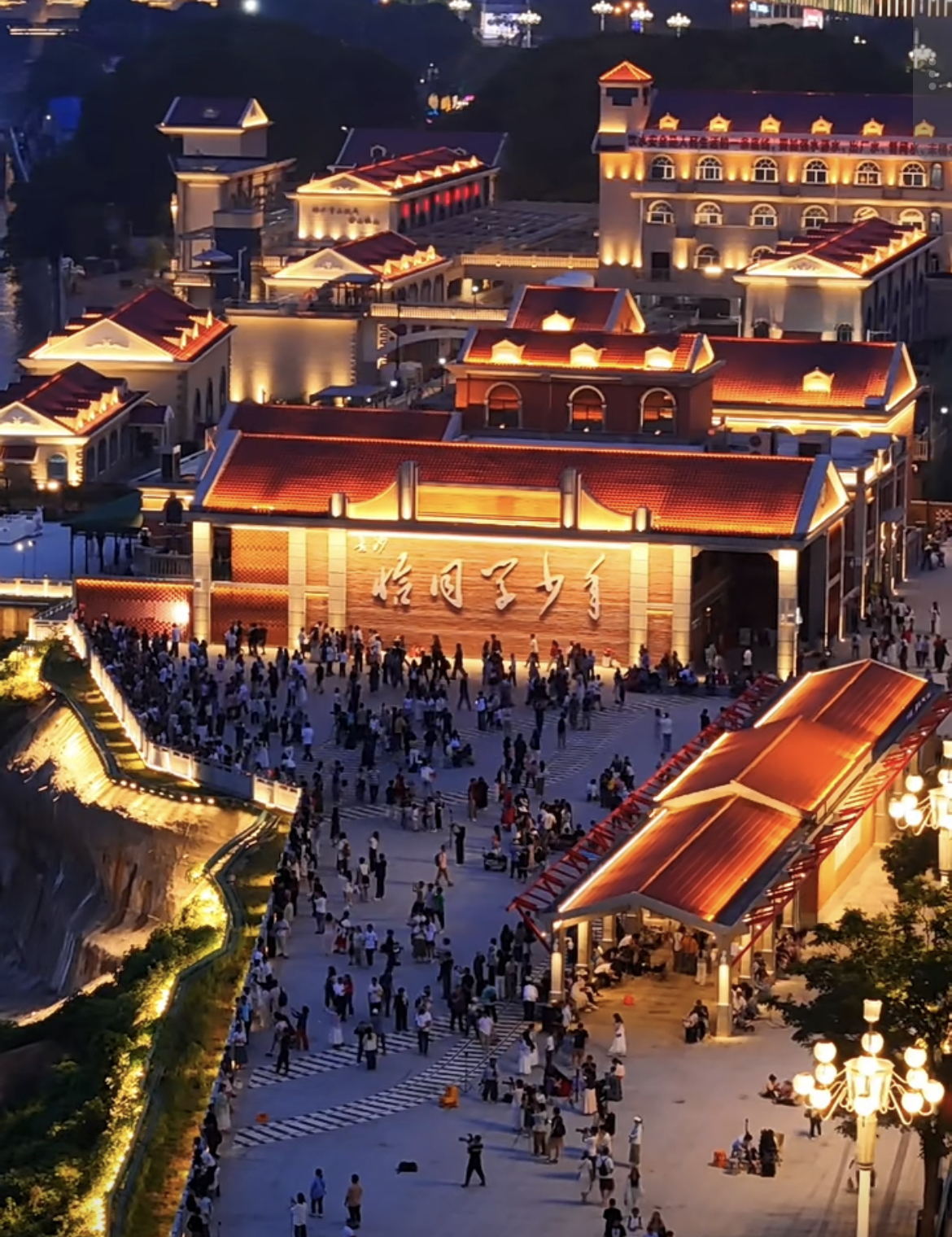 恰同學(xué)少年廣場夜景氛圍感十足,。圖片來源網(wǎng)絡(luò)
