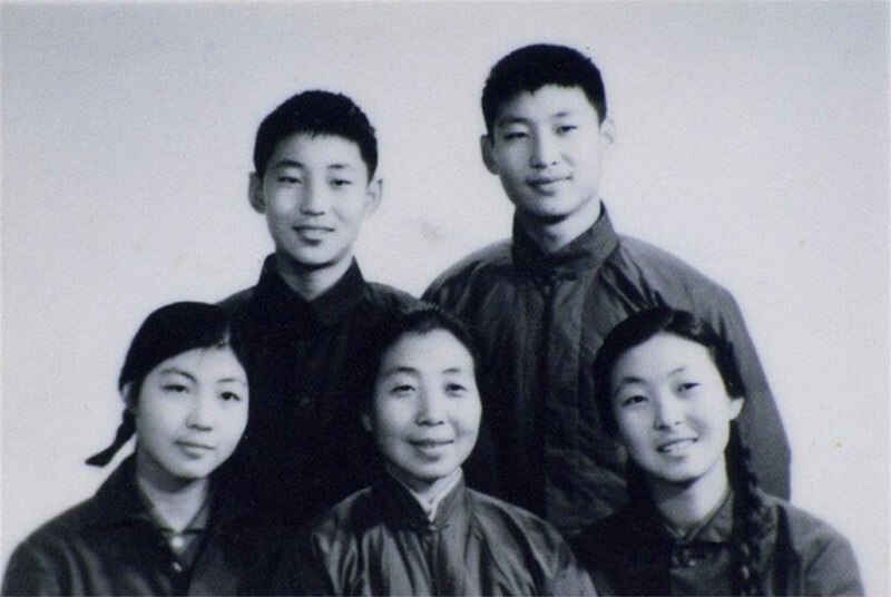 △ 1972年冬，齊心和子女們,。前排右起：齊橋橋,、齊心、習安安,。后排右起：習近平,、習遠平。