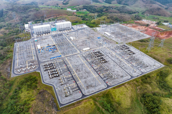 這是2022年9月30日在巴西里約熱內(nèi)盧拍攝的美麗山特高壓輸電二期項目里約換流站（無人機照片）,。新華社記者 王天聰 攝