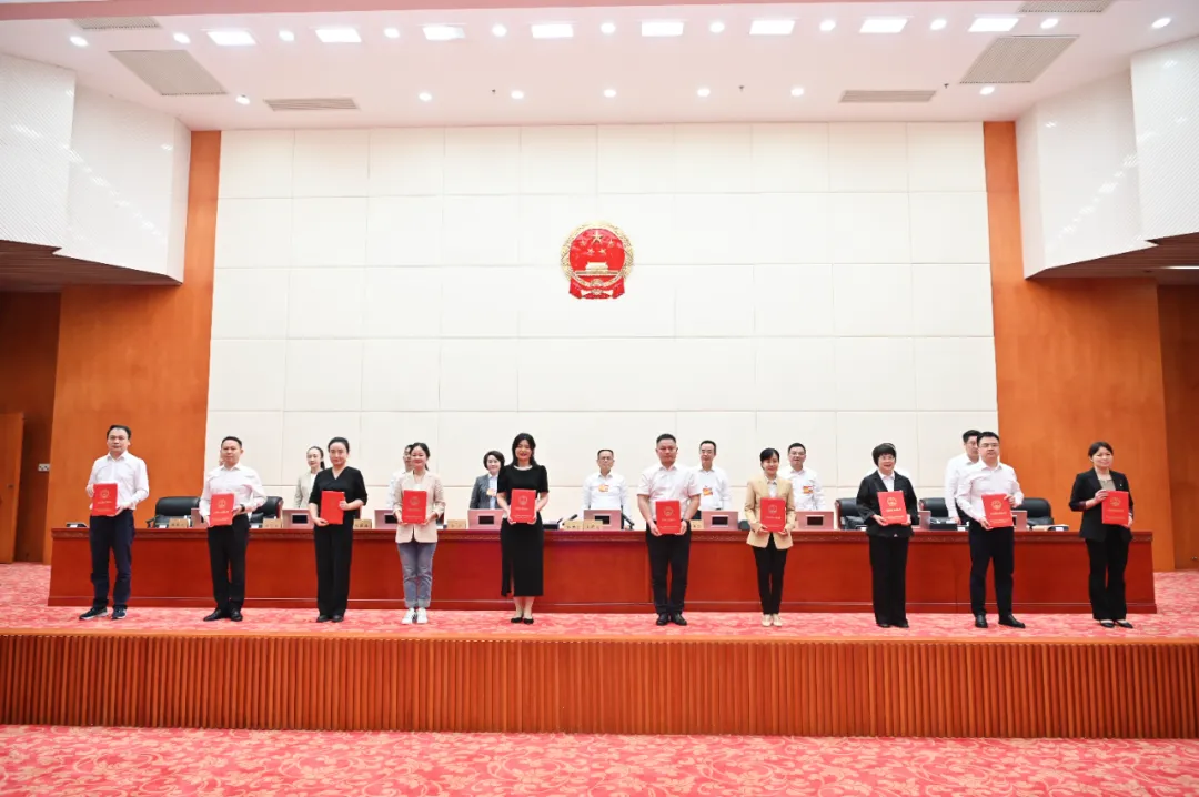 日前，市十六屆人大常委會(huì)第二十九次會(huì)議第二次全體會(huì)議舉行立法建議采納證書(shū)頒發(fā)儀式,，向多名個(gè)人和多家單位頒發(fā)證書(shū),。 長(zhǎng)沙人大融媒體中心記者 張圣賀 攝