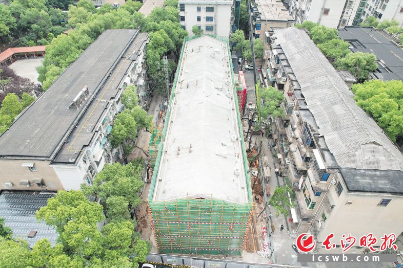 　　5月12日,，湘農(nóng)橋社區(qū)二區(qū)9棟主體封頂,。長沙晚報全媒體記者 周游 通訊員 高興 攝影報道