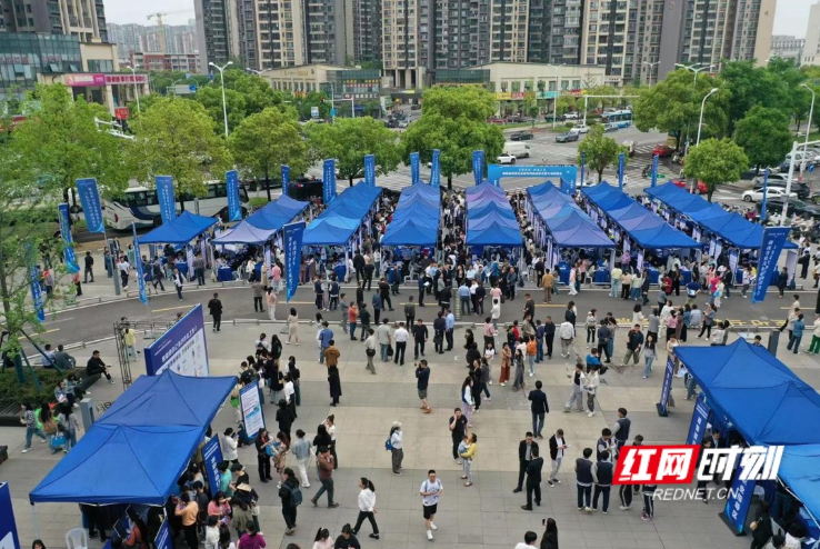 民營企業(yè)專場招聘會活動現(xiàn)場。