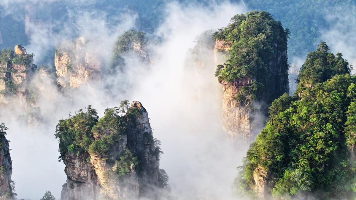 Breathtaking clouds at Zhangjiajie National Forest Park in Hunan province allow visitors to experience what many describe as walking through an Avatar film. [Photo by Deng Daoli/For chinadaily.com.cn]