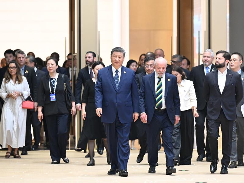 △2025年5月13日,，習(xí)近平主席在北京國家會議中心出席中國－拉美和加勒比國家共同體論壇第四屆部長級會議開幕式并發(fā)表主旨講話,。這是習(xí)主席同與會嘉賓出席開幕式。