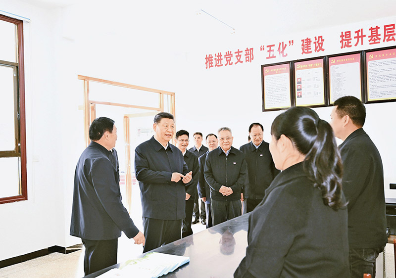 2024年3月18日至21日，中共中央總書記,、國家主席,、中央軍委主席習(xí)近平在湖南考察。這是19日下午,，習(xí)近平在常德市鼎城區(qū)謝家鋪鎮(zhèn)港中坪村黨群服務(wù)中心了解當(dāng)?shù)貫榛鶎訙p負(fù)、提升基層治理效能等情況,。 新華社記者 燕雁/攝