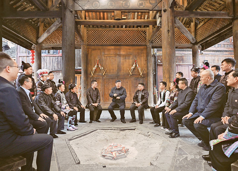 2025年3月17日至18日,，中共中央總書記、國家主席,、中央軍委主席習(xí)近平在貴州考察,。這是17日下午，習(xí)近平在黔東南州黎平縣肇興侗寨考察時,，在信團(tuán)鼓樓同村干部和村民代表圍坐在火塘邊,，共話鄉(xiāng)村全面振興。 新華社記者 謝環(huán)馳/攝
