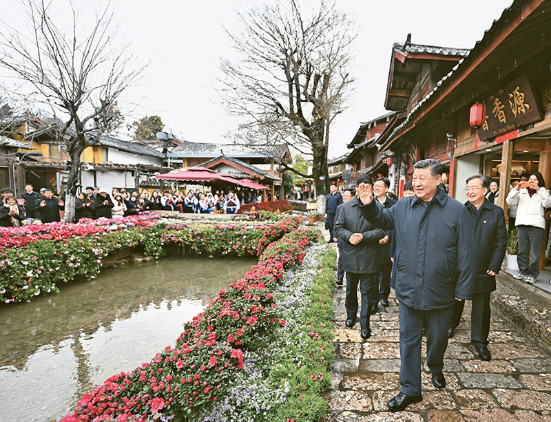 2025年3月19日至20日,，中共中央總書記、國家主席,、中央軍委主席習(xí)近平在云南考察,。這是19日下午，習(xí)近平在麗江古城考察時,，與居民,、游客互動交流。 新華社記者 燕雁/攝