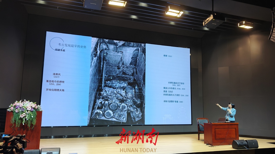 喻燕姣現(xiàn)場介紹北邊廂出土文物陳設(shè)位置