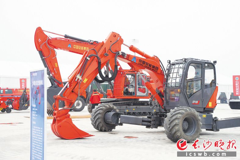 　　中國安能集團(tuán)步履式挖掘機(jī),。　　長沙晚報(bào)全媒體記者 劉曉敏 攝