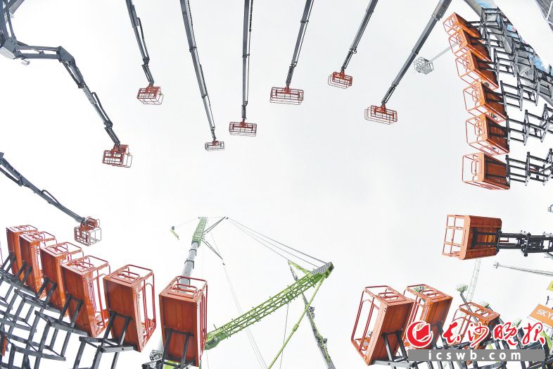 展會首次設(shè)立應(yīng)急裝備、礦業(yè)裝備和公路裝備專區(qū),。長沙晚報全媒體記者 王志偉 攝
