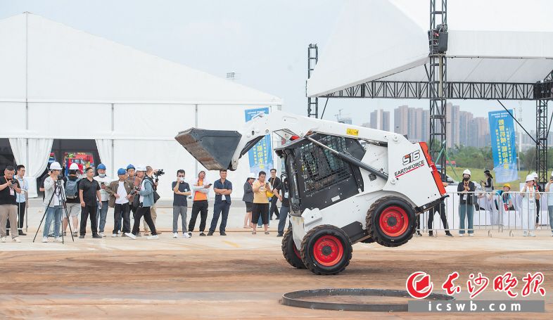 一款裝載機正在進行一場酷炫的“舞蹈表演”,。長沙晚報全媒體記者 黃啟晴 攝